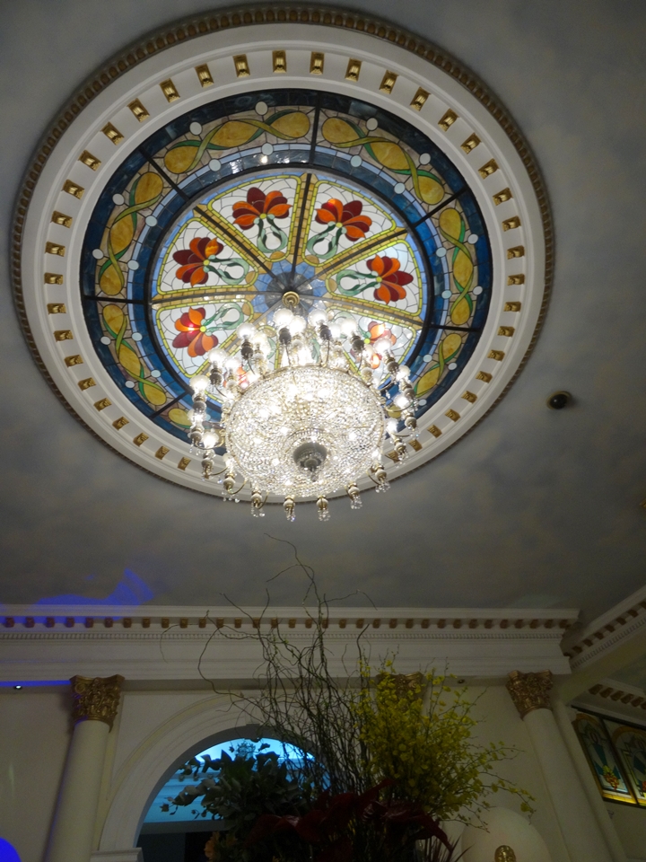 グランドフロアのシャンデリア