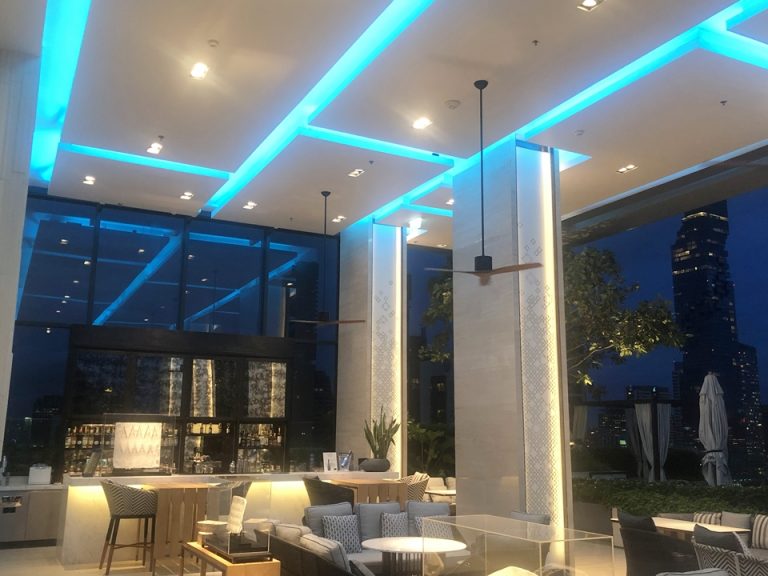 プールサイドのバー