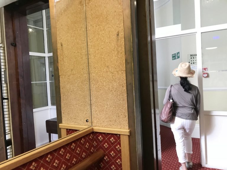 エレベーター外観