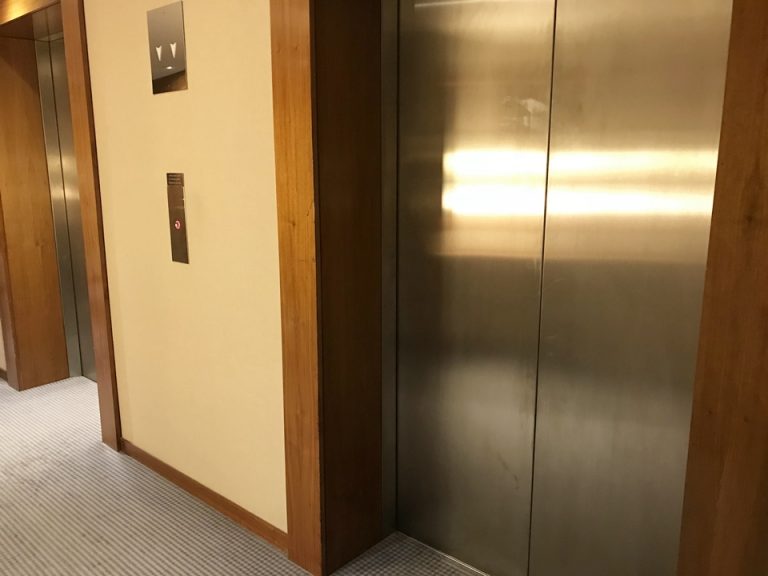 エレベーター外観