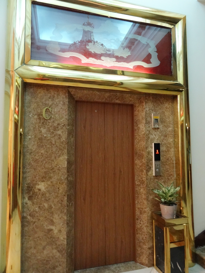 エレベーター外観