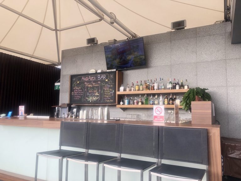 プールサイドのバーはハッピーアワーも有りました。19時から21時とハッピーアワーにしては遅めなのでご飯を食べてからでも間に合いました。