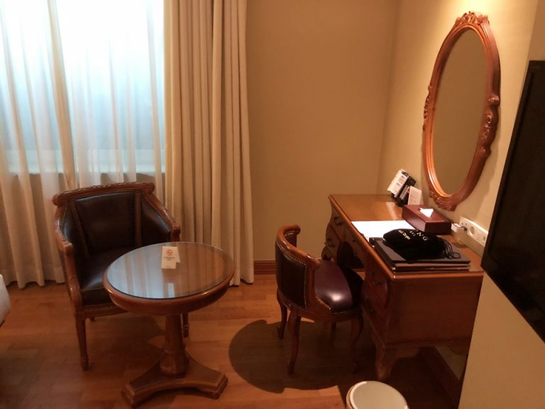 客室内のテーブルと机