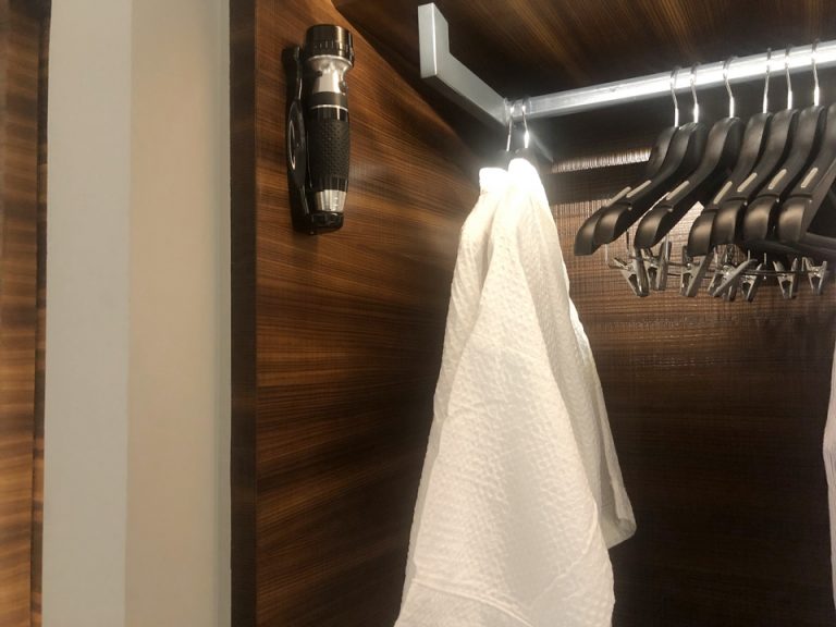 クローゼットに用意されているハンガーはかなり多めなので持っていった服を全部掛けてもまだ余りました