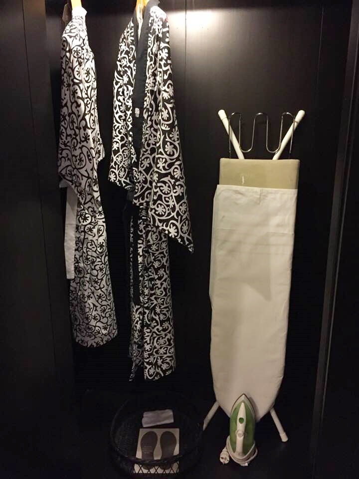 バスルームのクローゼットにはアイロン台と薄くて着やすいバスローブ