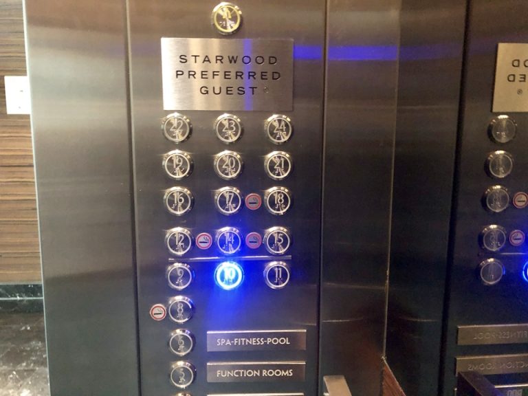 喫煙ルームの表示付きエレベーター。