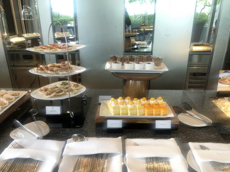 ケーキも沢山用意されていたクラブラウンジのフードコーナー。