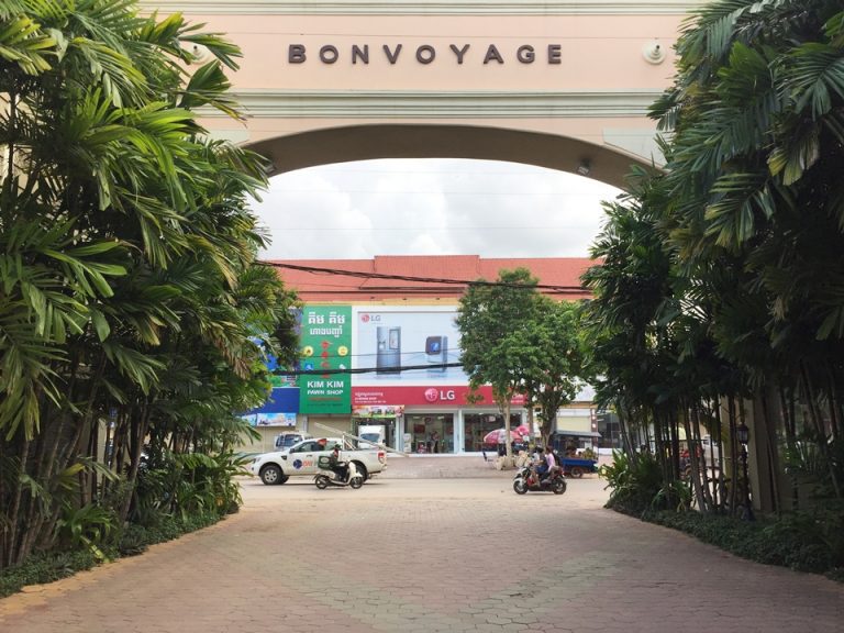 ホテル側からメイン道路