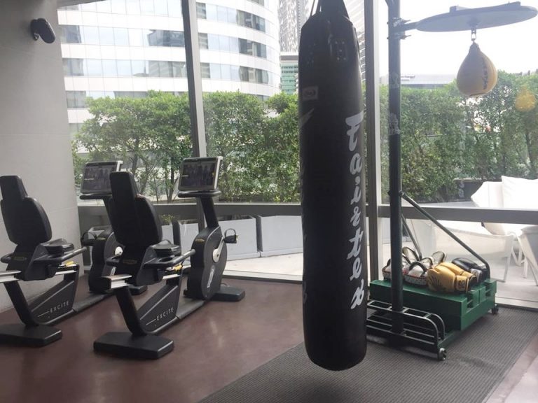 ジムのムエタイ用サンドバック