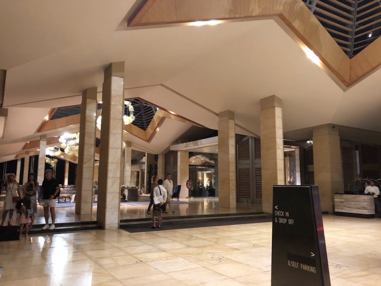 エントランス内観