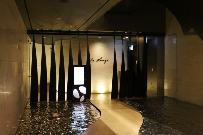 地下1階のラウンジ入口