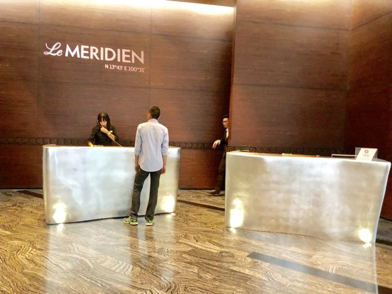 チェックインカウンターが1つずつ独立しているので隣を気にせずスタッフに質問できました