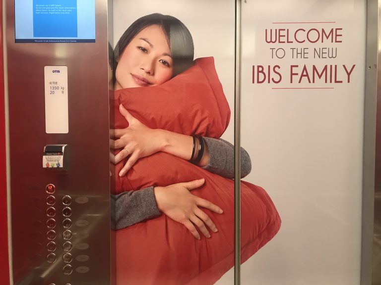 エレベーター内部2