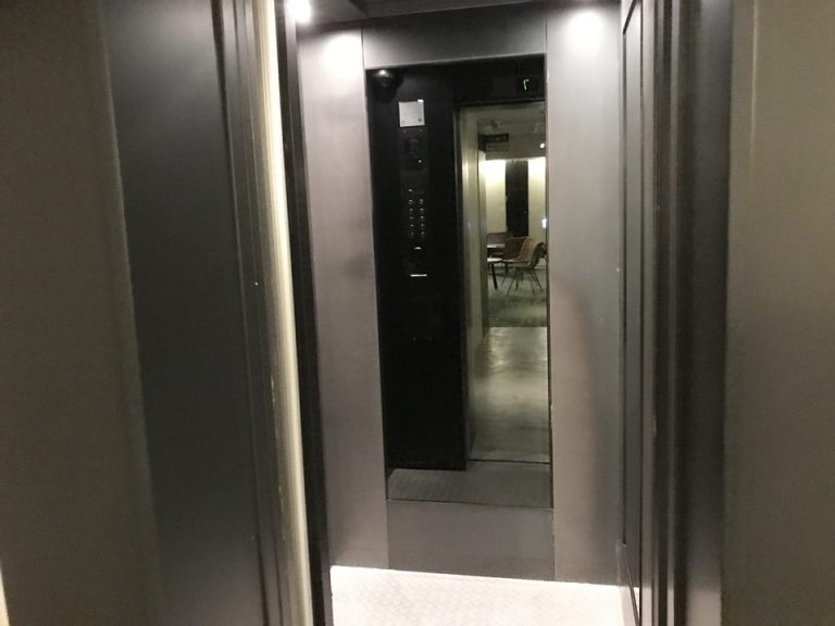 エレベーター2