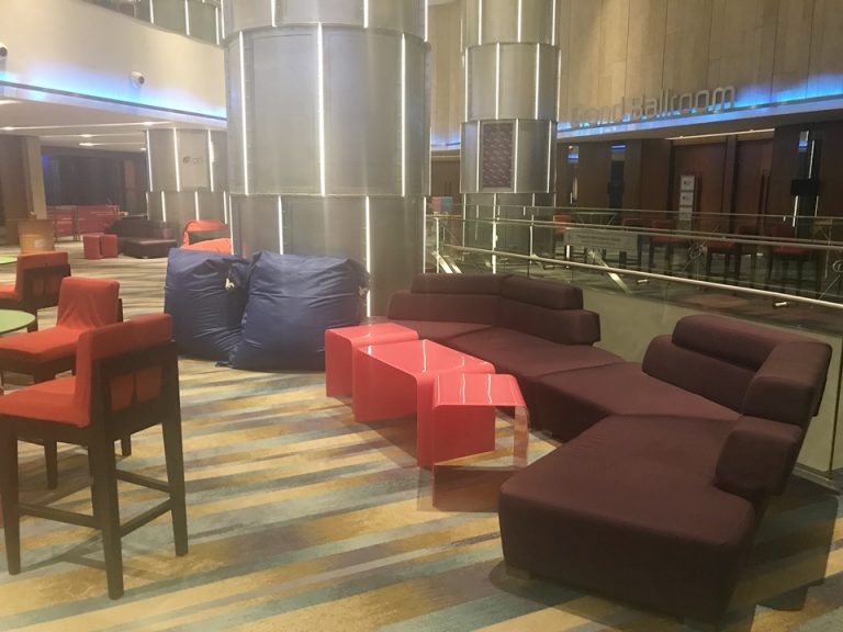 ボールルーム待合室