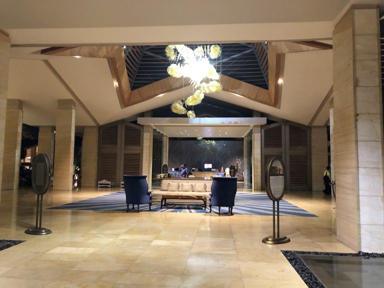 エントランス内観 (1)