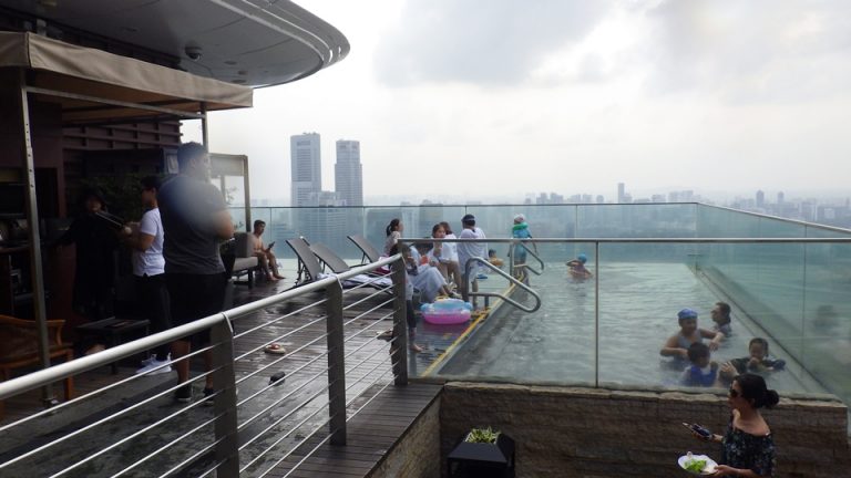 右:子供専用プール 左:フォトコーナー