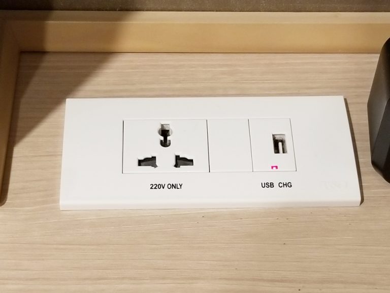 ベッド上のコンセント