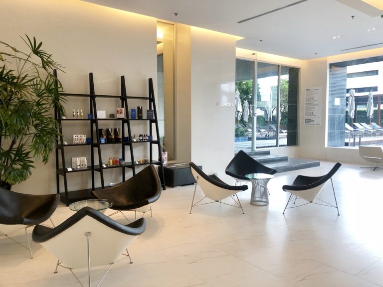 プールとジムの前にあるロビー。