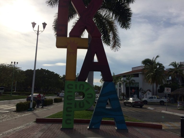 町にあるIXTAPAの文字