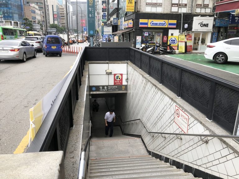 ホテル側から見た明洞駅入り口