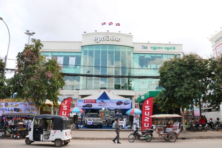 ホテルから徒歩1分のショッピングモール外観1