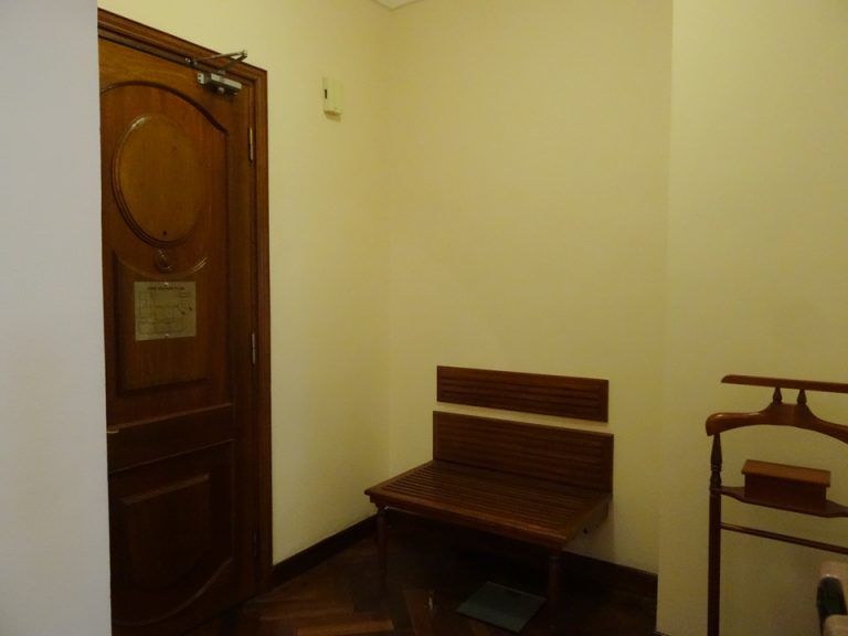 客室(ドア方向)