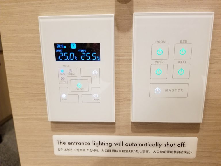ベッド枕元の照明室温パネル