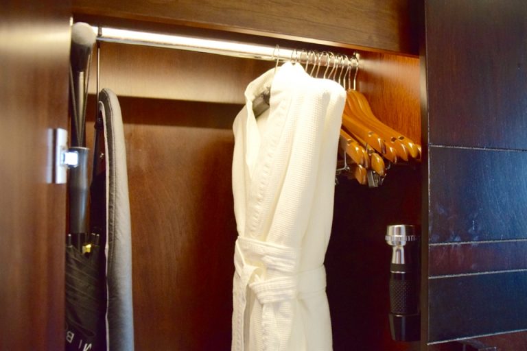 クローゼットにはガウンやアイロン台を収納