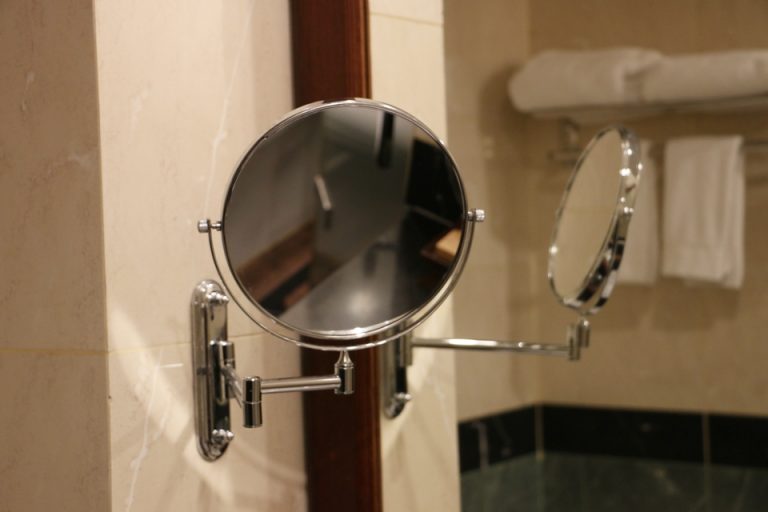 バスルームの拡大鏡