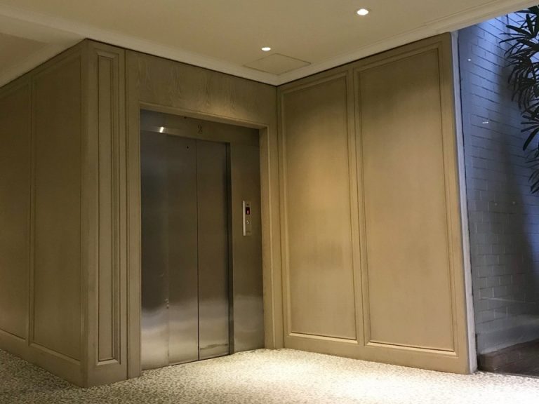 エレベーターホールフロント階