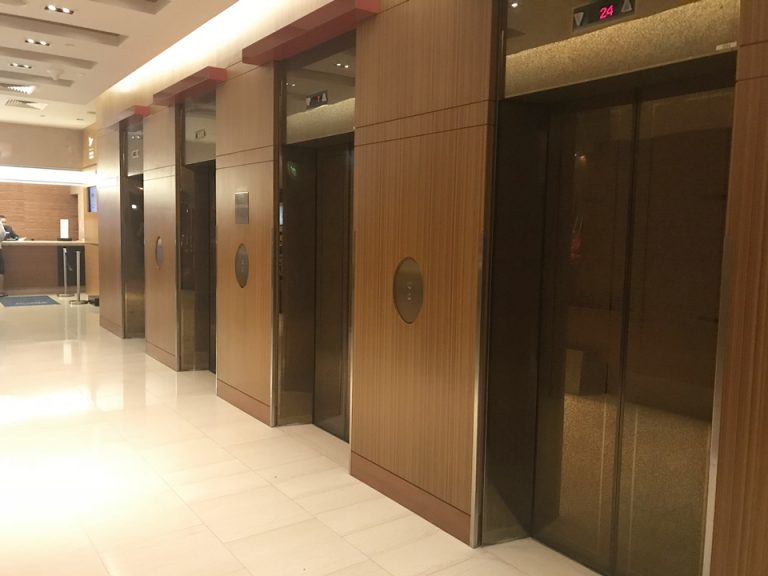 エレベーターホールフロント階