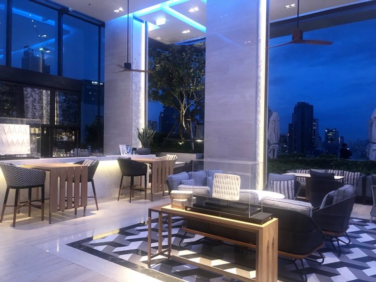 プール入り口を入ってすぐ。ゆったり配置されたソファ席に高い天井。深い色合いでまとめられた空間で一気にテンションが上がりました