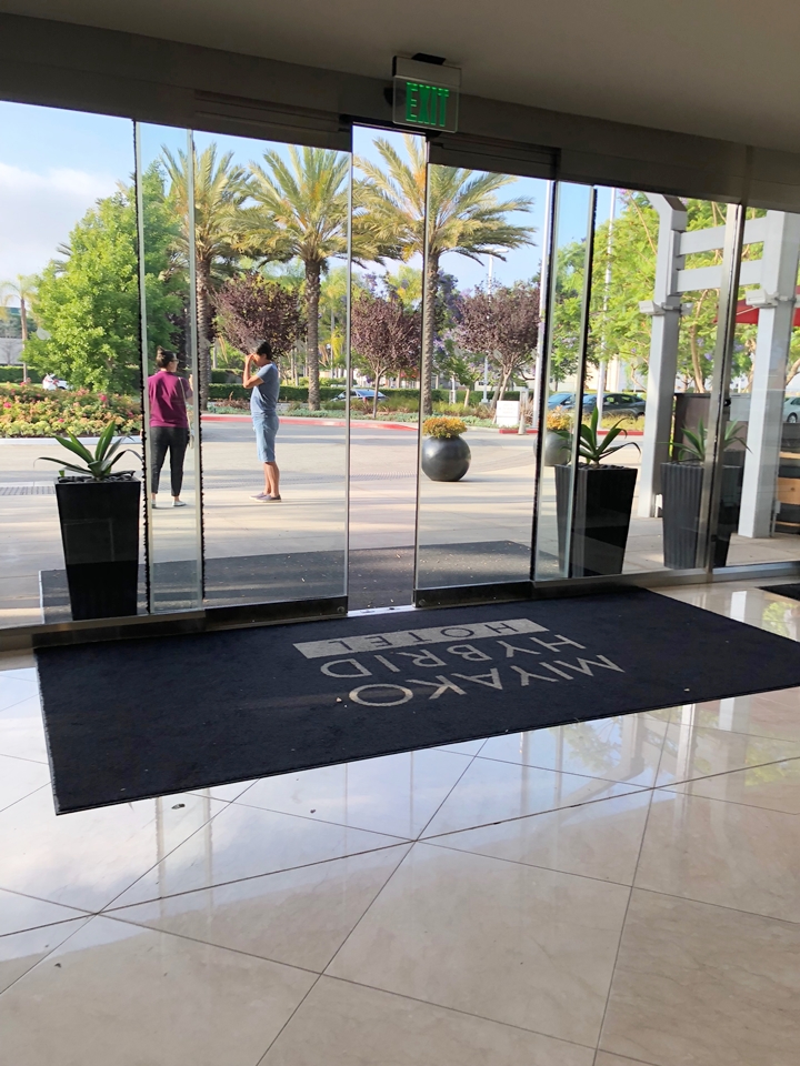 中からのエントランス