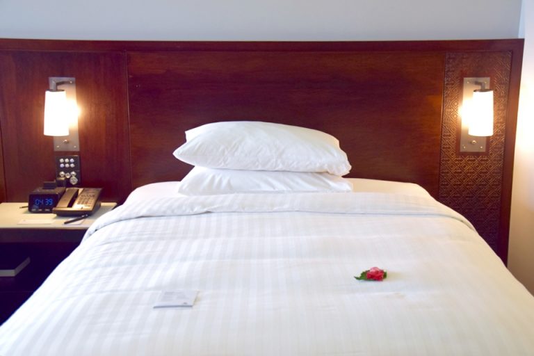 整えられたベッドにはハイビスカスも飾られている