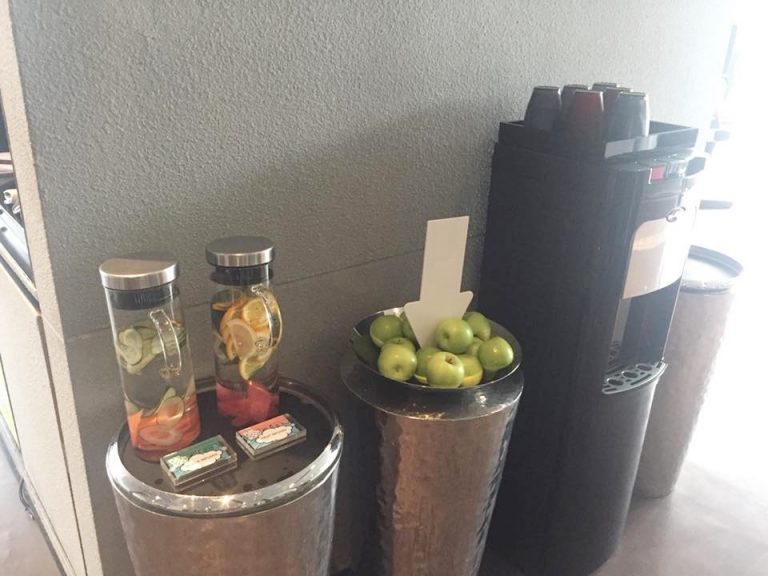 ジムにはフルーツやフルーツ水も用意