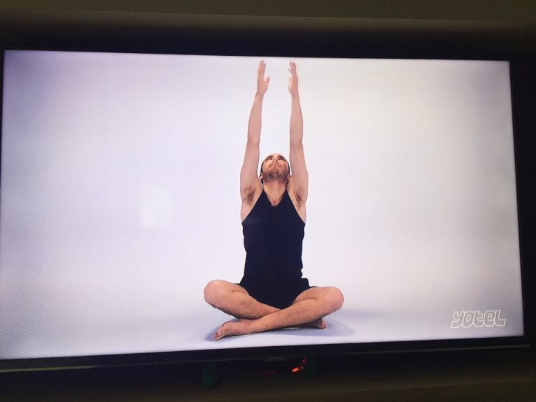 TVでヨガプログラムを上映しています