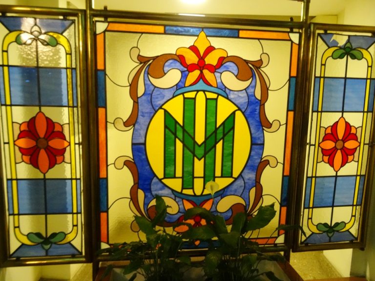 廊下のステンドグラス