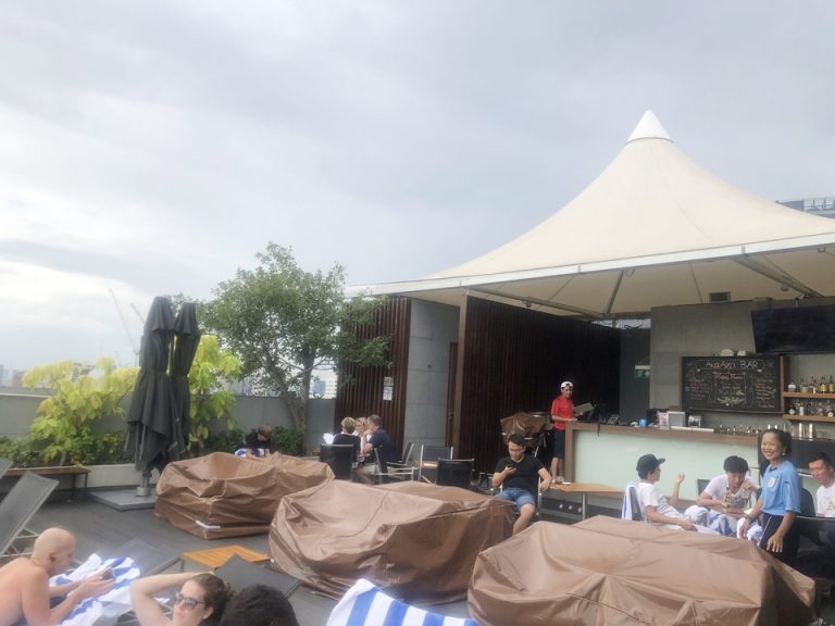 奥にバーも有りゆっくりと過ごせるプールサイド。