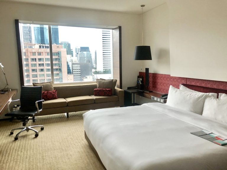 3人掛けソファがゆっくりくつろげる現代的でスッキリとした内装の部屋でした