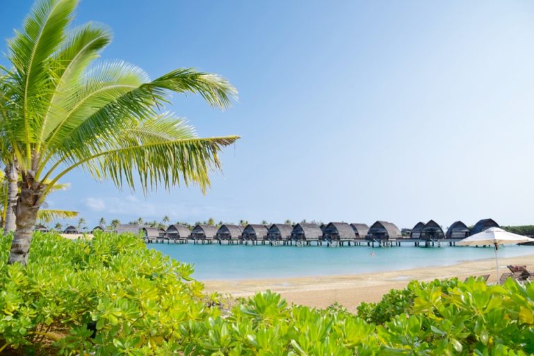 ビーチから水上ヴィラを眺める