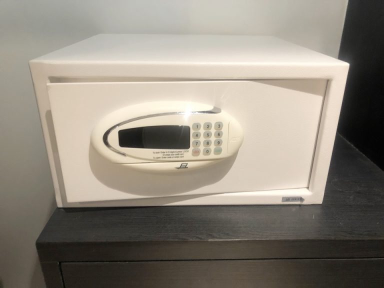 クローゼットの中。セーフティボックスは自分で暗証番号を決めるタイプ。