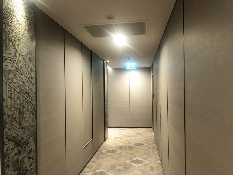 廊下のカーペットの色合いが壁やドアの雰囲気と合っていて落ち着いた雰囲気を演出していました