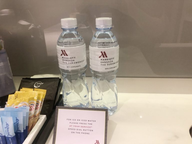 無料のお水が2本