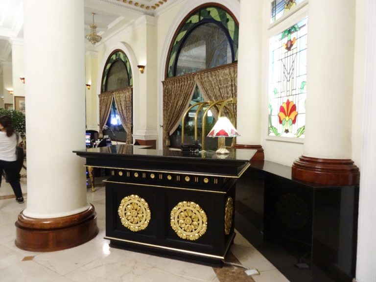 コンシェルジュデスク