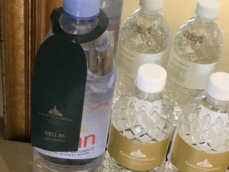 有料エビアンと無料の水