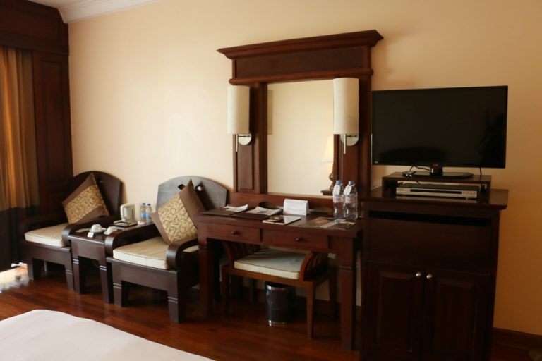 ソファー、デスク、テレビ