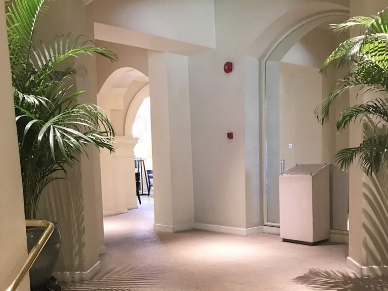 レッドカーペットからロビーへ道順1