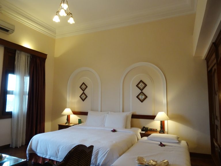 客室(入口から)