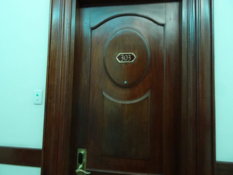 客室ドア(外から)